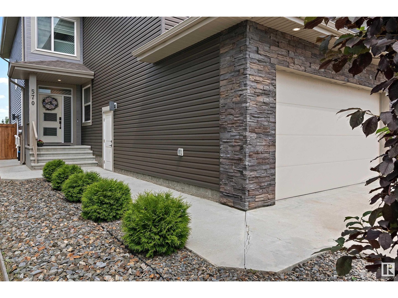 570 MEADOWVIEW DR