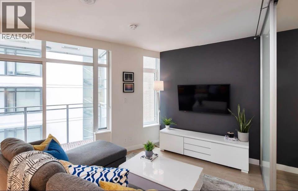 302 161 E 1ST AVENUE