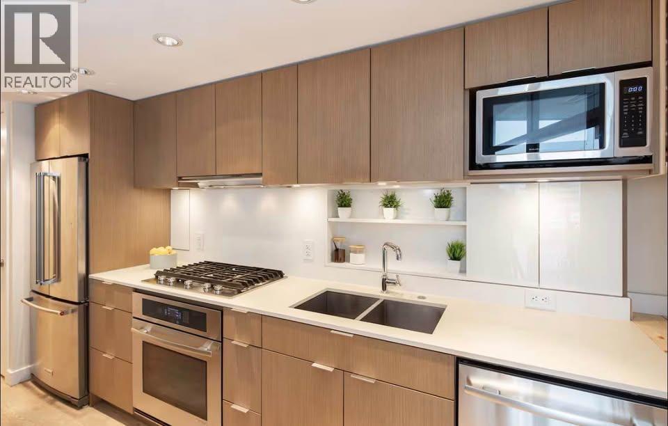 302 161 E 1ST AVENUE