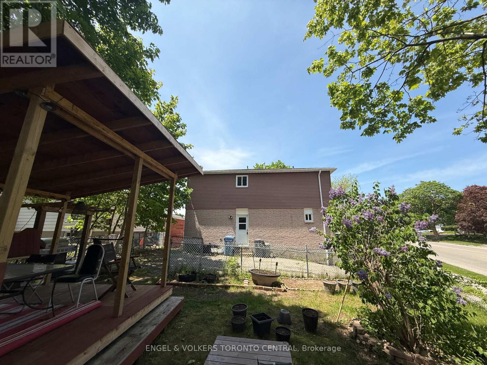 689 COLLEGE AVENUE W