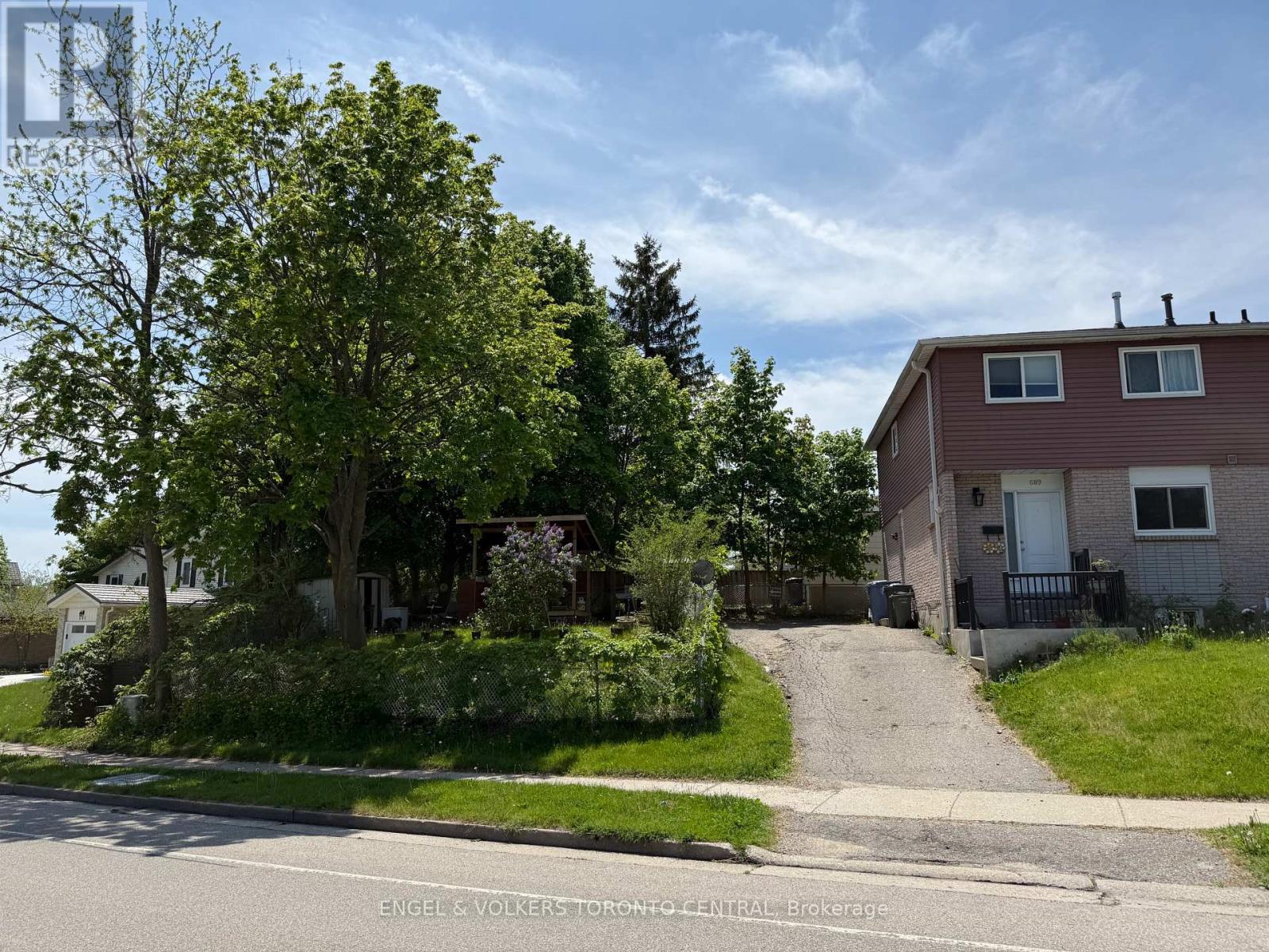 689 COLLEGE AVENUE W