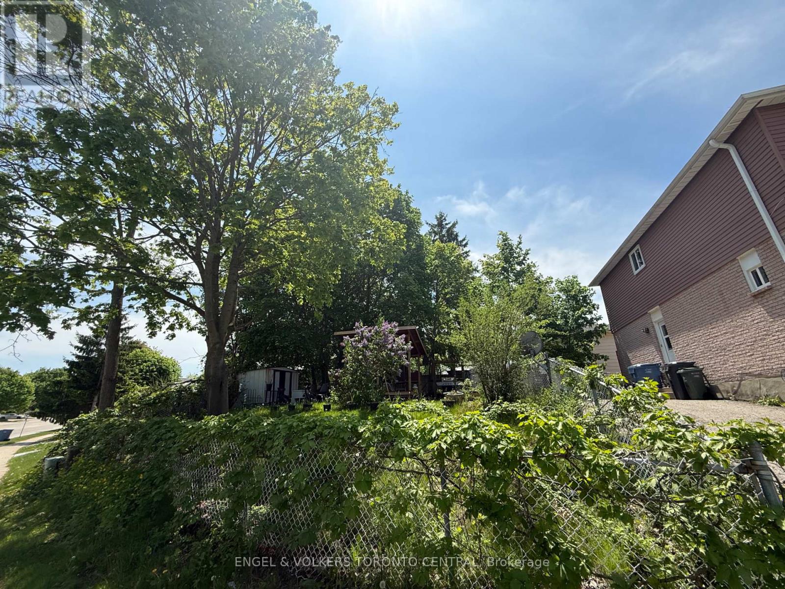 689 COLLEGE AVENUE W