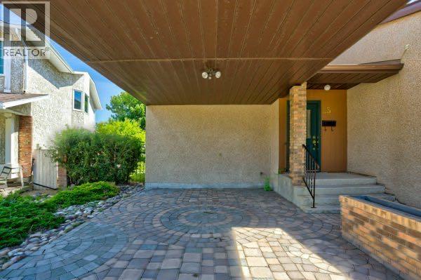 23 Niska Place W