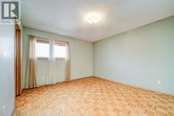 23 Niska Place W