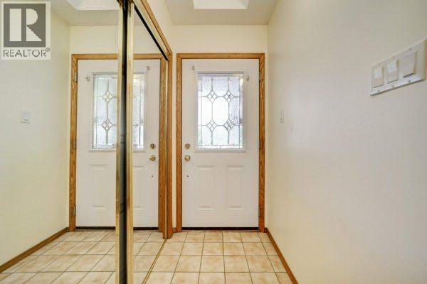 23 Niska Place W