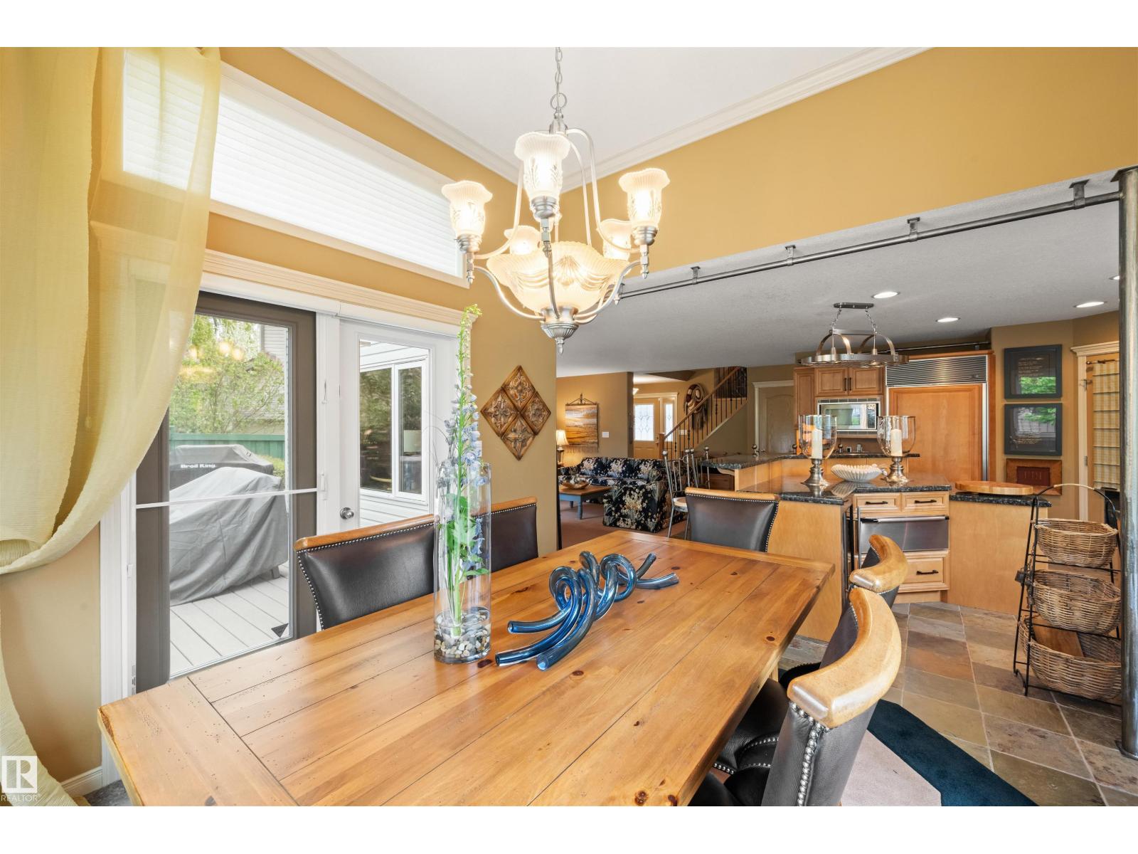 527 HUNTERS GR NW