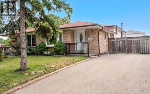 1908 BONNYMEDE Drive Mississauga ON L5J1E1