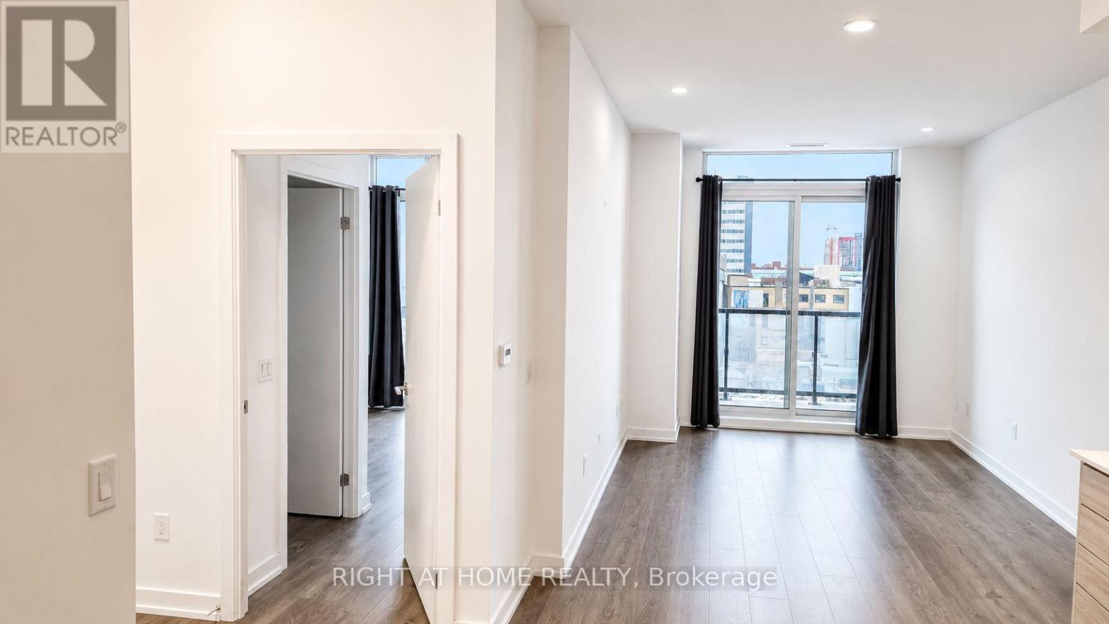 412 - 55 DUKE STREET W