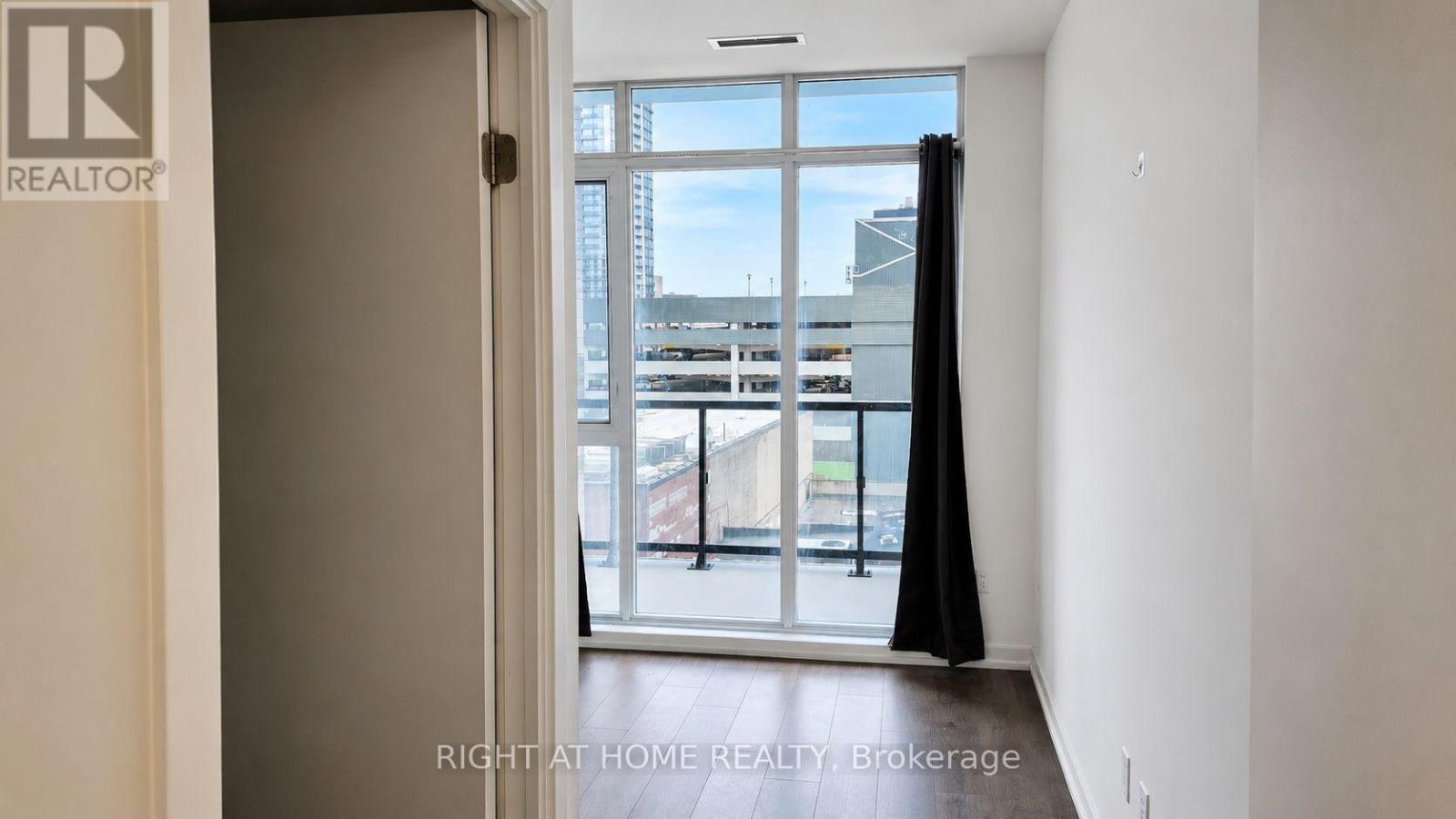 412 - 55 DUKE STREET W