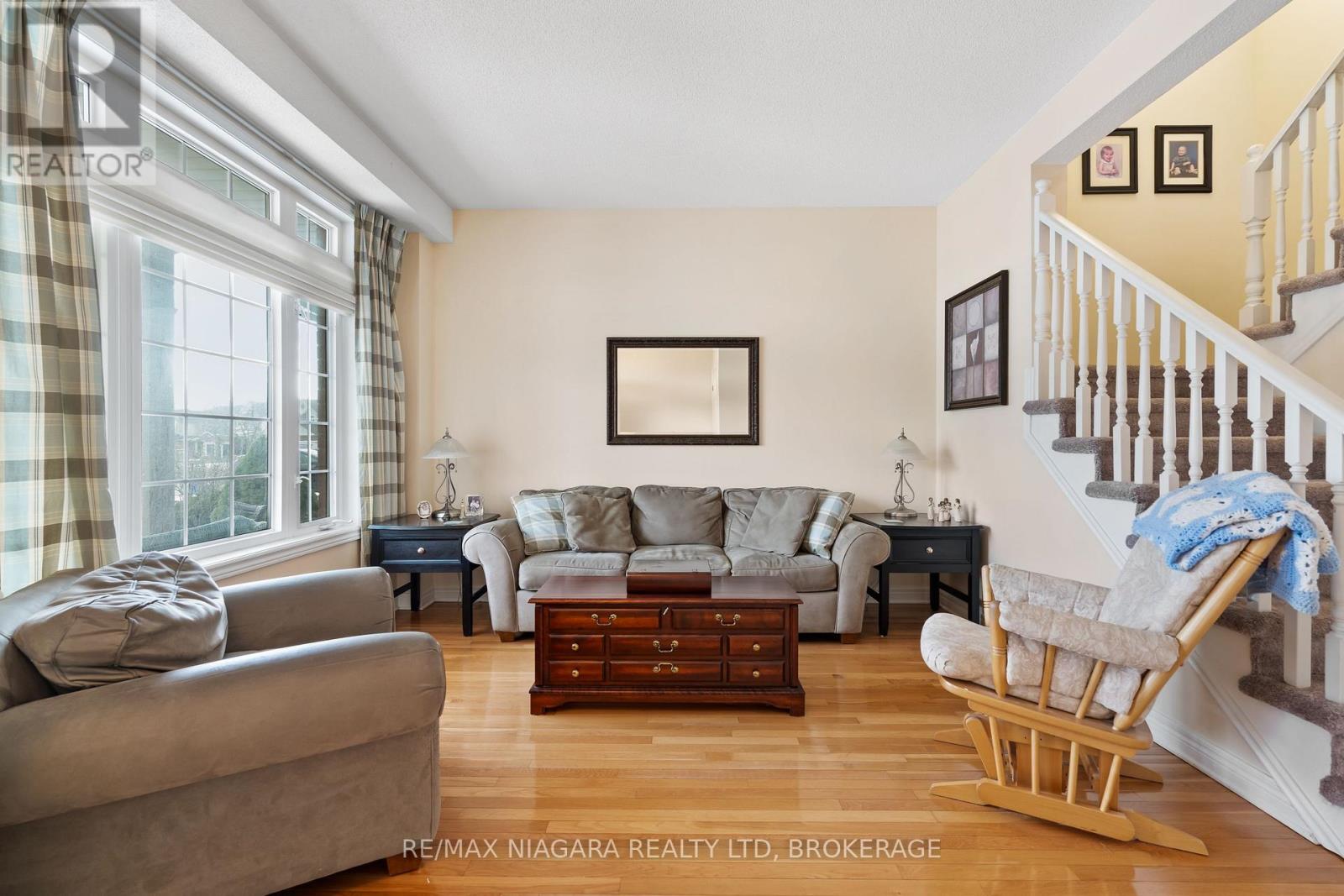 7 HONEY LOCUST CIRCLE