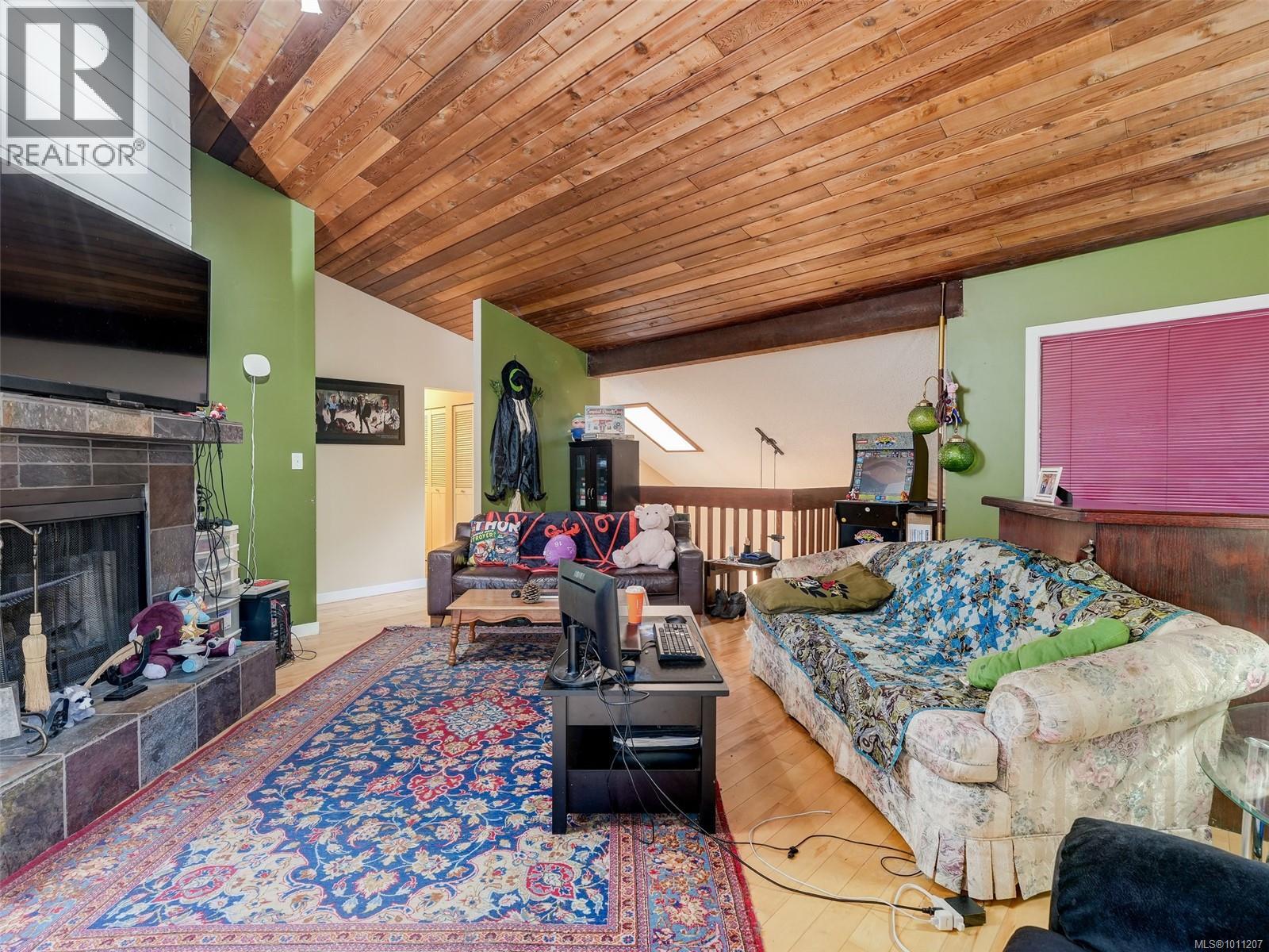 1544 Granada Cres