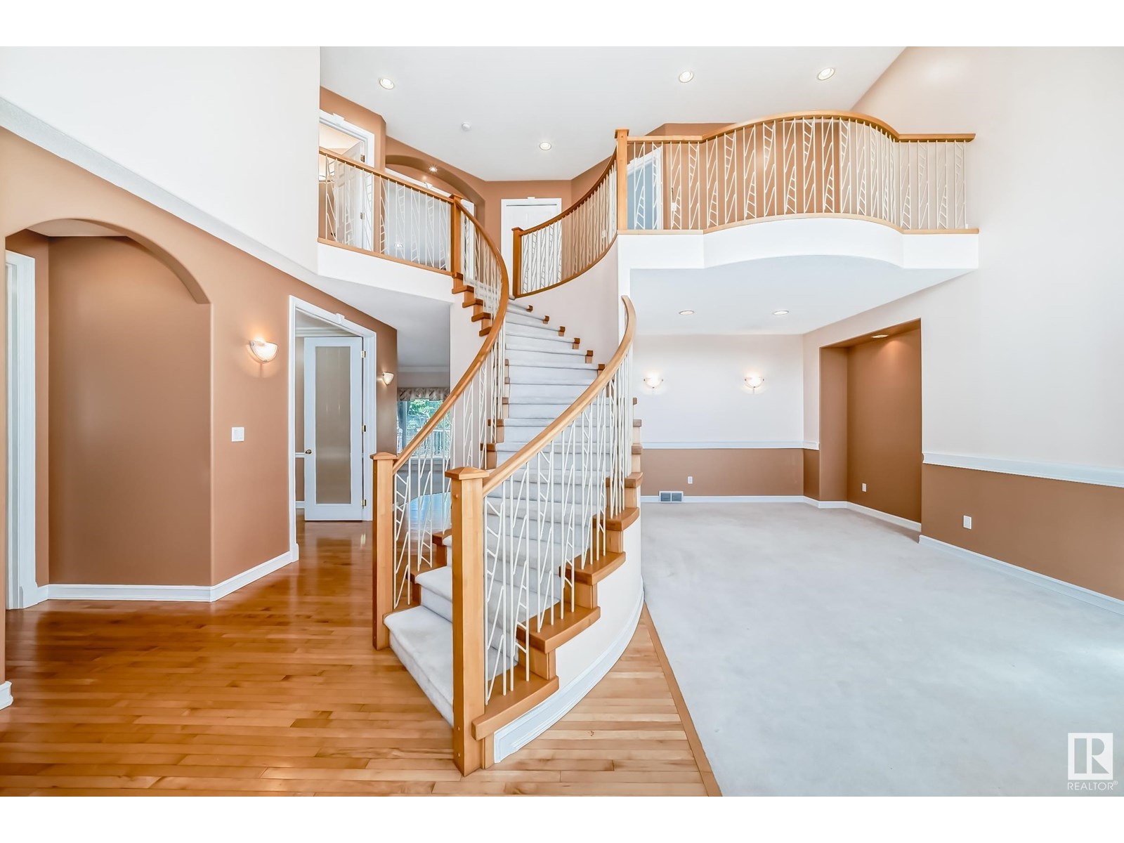 318 DARLINGTON CR NW
