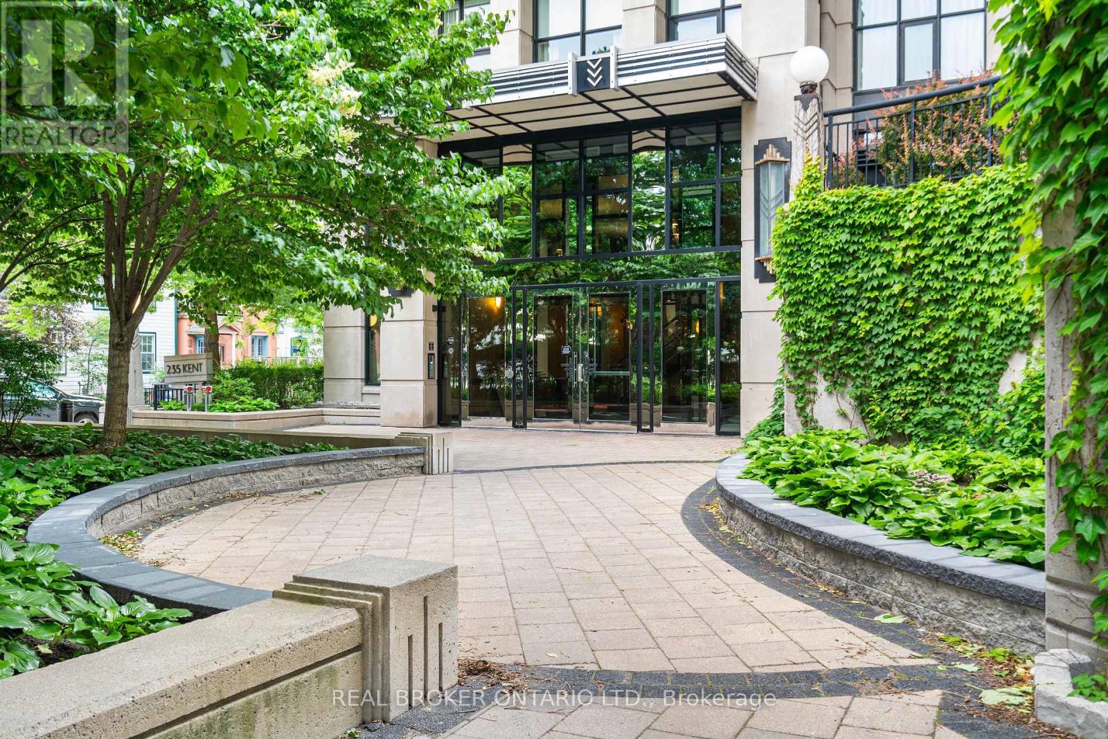 810 - 235 KENT STREET