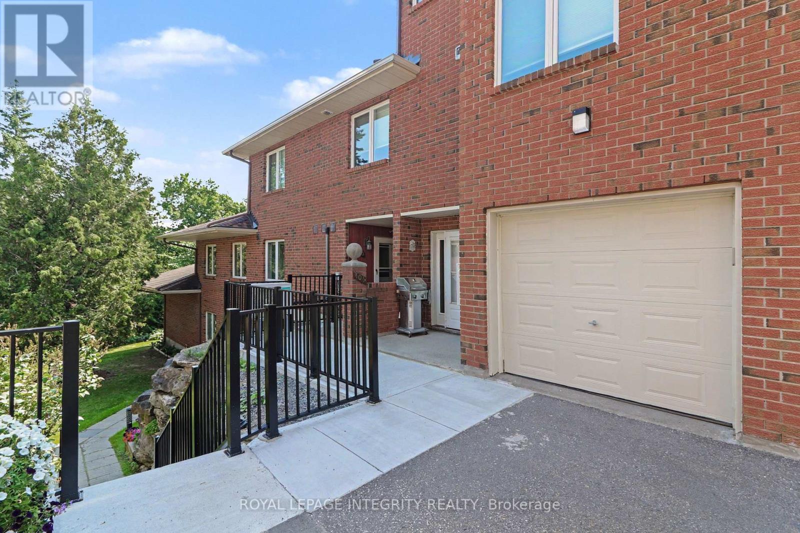 Photo 1 of 35 — 26 - 403 STRATAS CIRCUIT Unit 26, Ottawa, ON K2L3K6