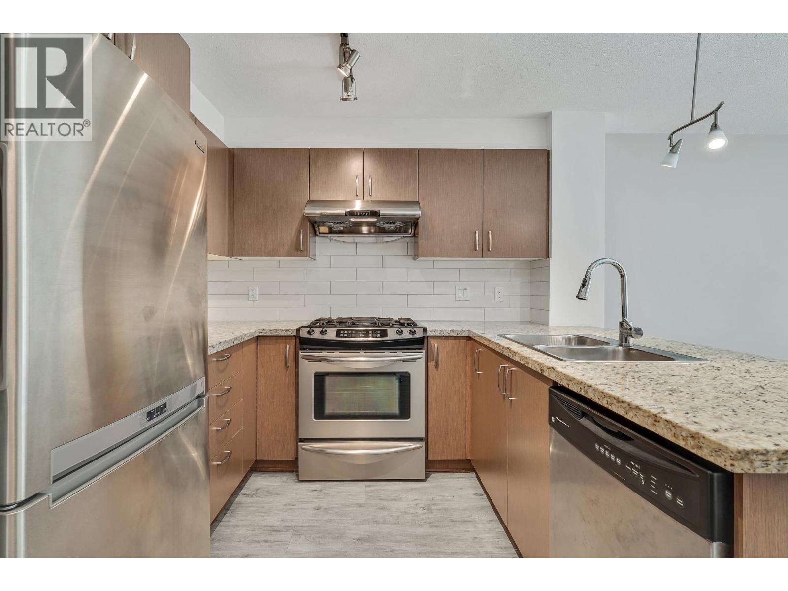 204 3097 LINCOLN AVENUE