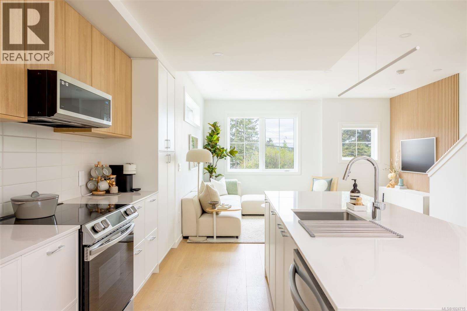 TH13 3450 Whittier Ave