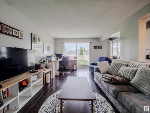 767 KNOTTWOOD S NW Edmonton AB T6K1W4