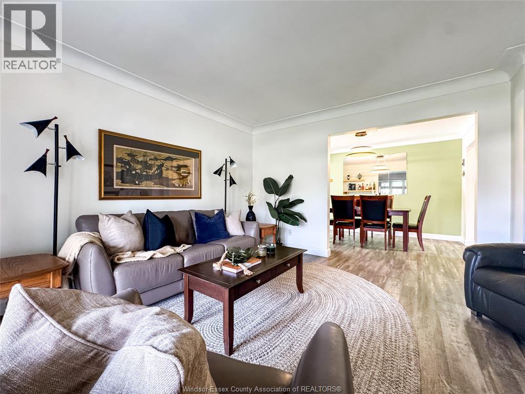 276 FAIRWAY CRESCENT