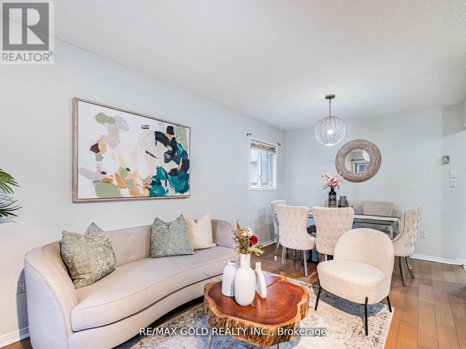 33 FIDDLENECK CRESCENT