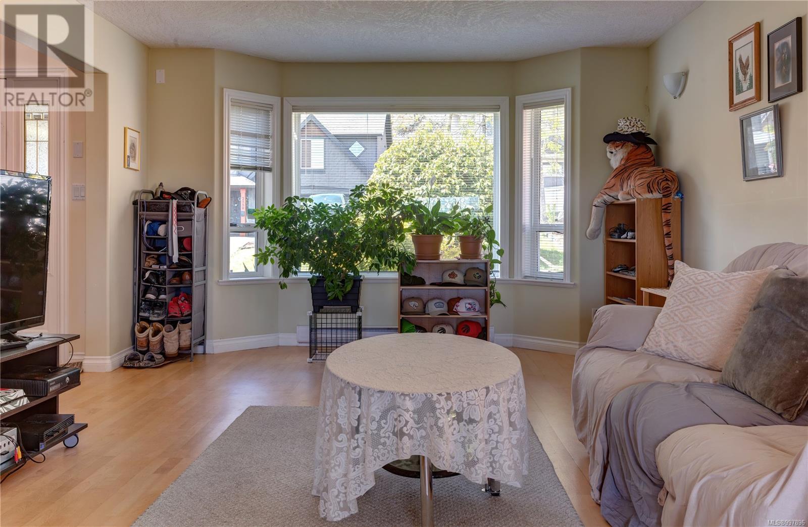 2562 Crystalview Dr