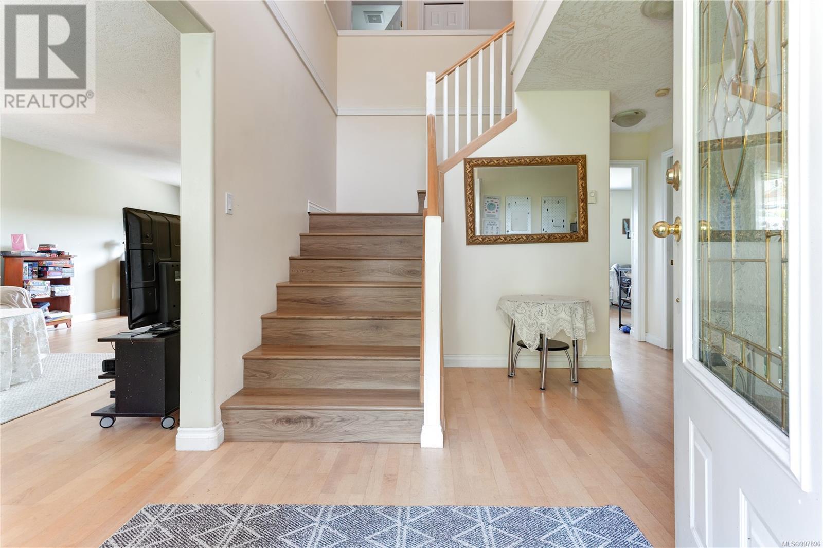 2562 Crystalview Dr