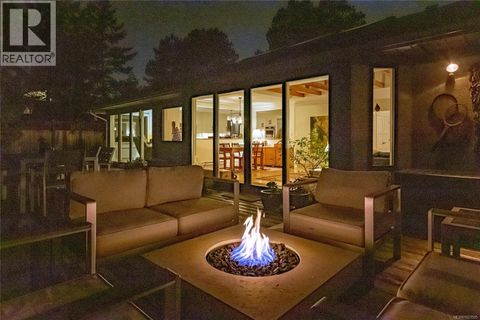 3955 Burchett Pl Saanich BC V8N6C2