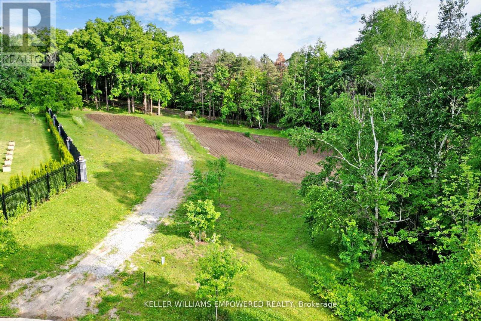 2 HONEY LOCUST COURT