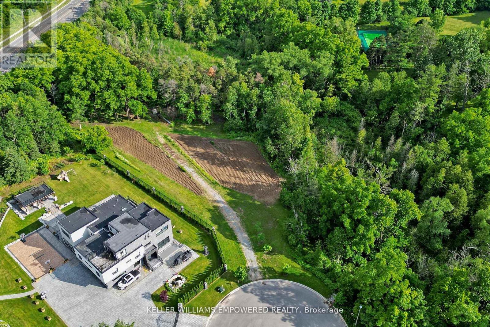 2 HONEY LOCUST COURT