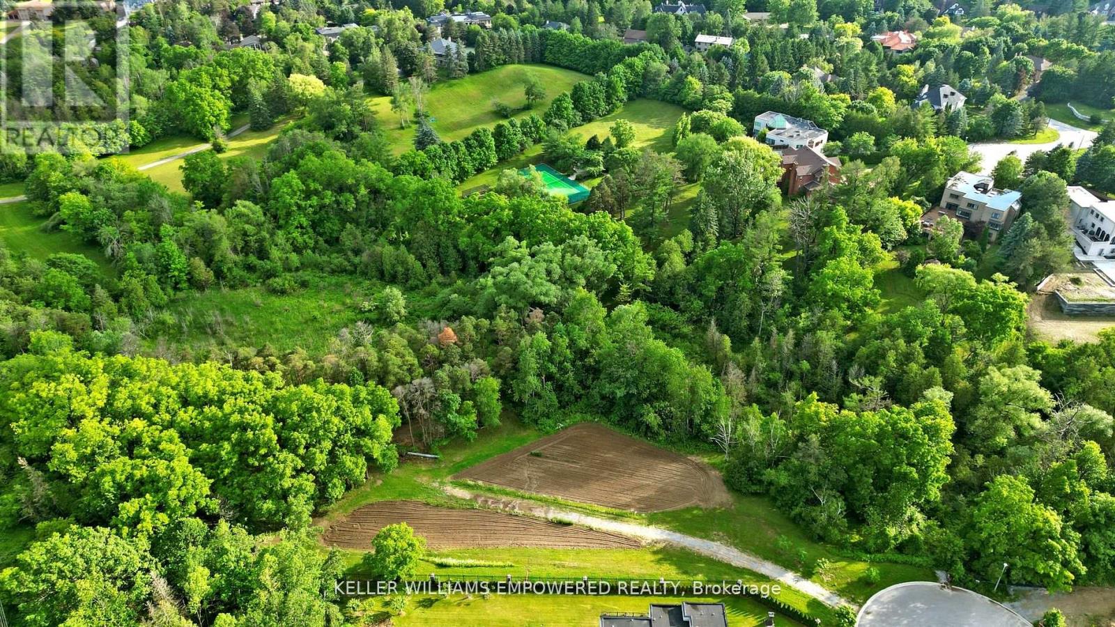 2 HONEY LOCUST COURT