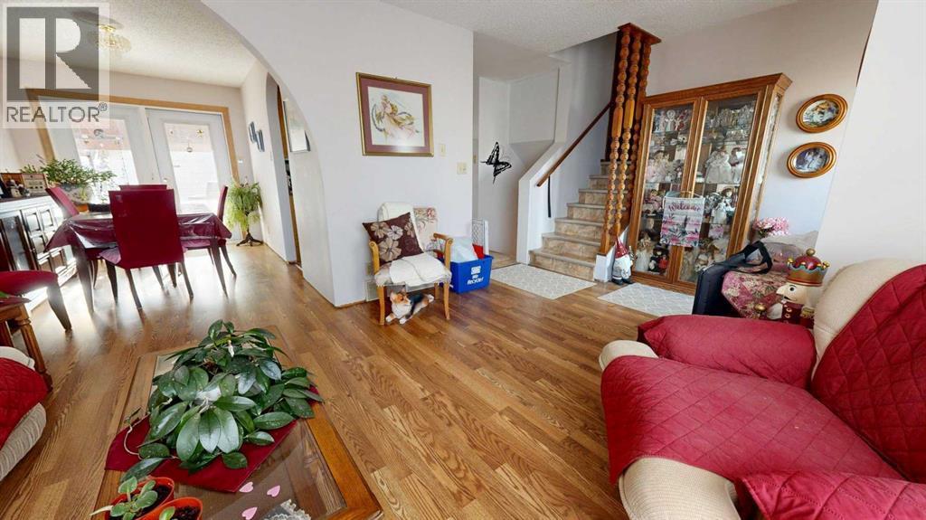 320 Leaside Avenue S