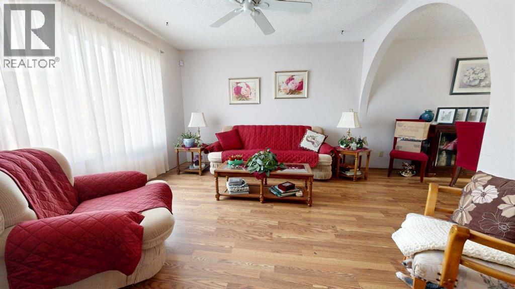 320 Leaside Avenue S