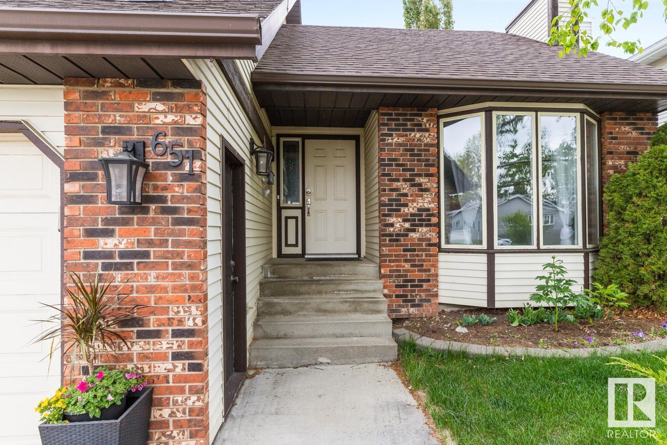 651 VILLAGE DR