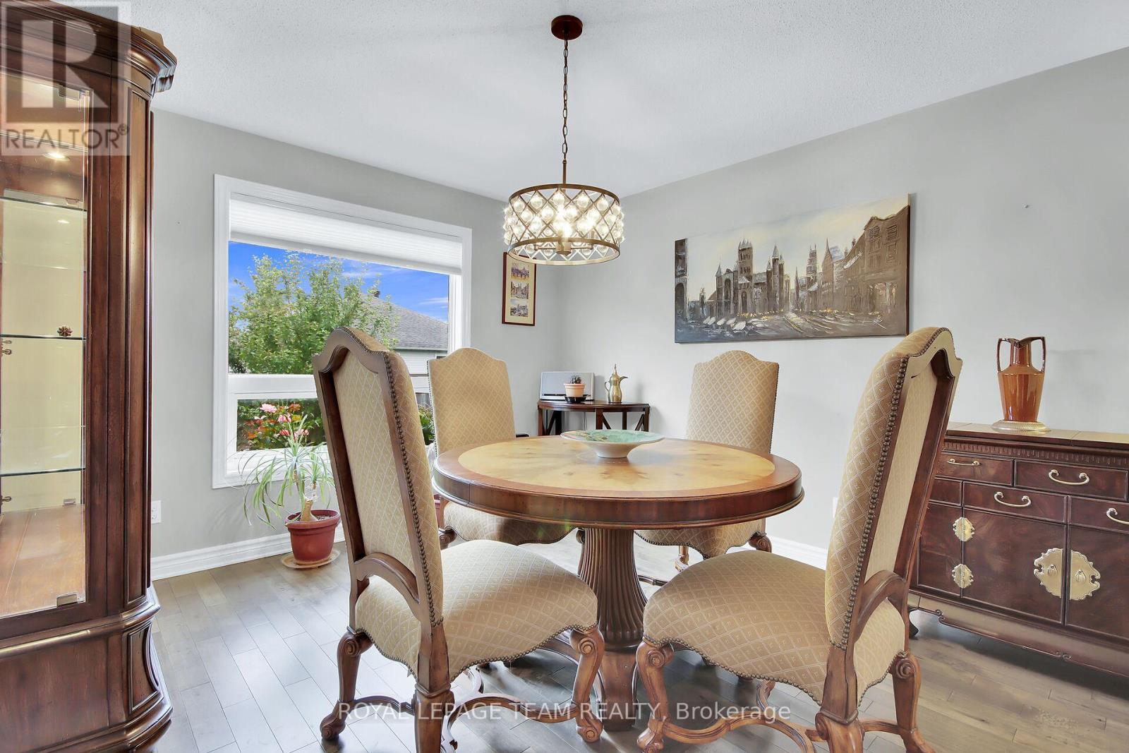 638 ROBERT HILL STREET N