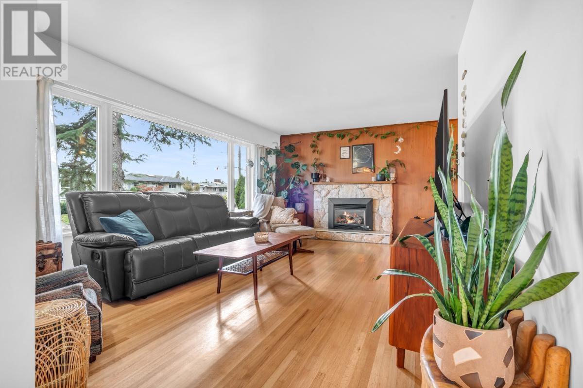 852 E 17TH STREET