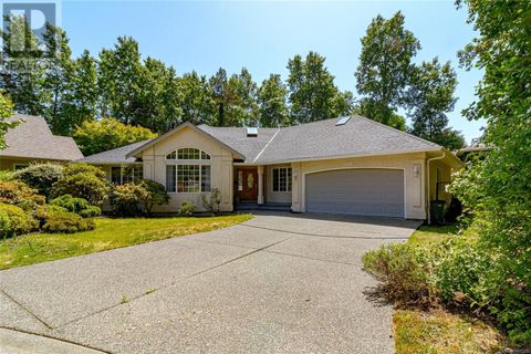 2549 Annabern Cres Saanich BC V8N5E9