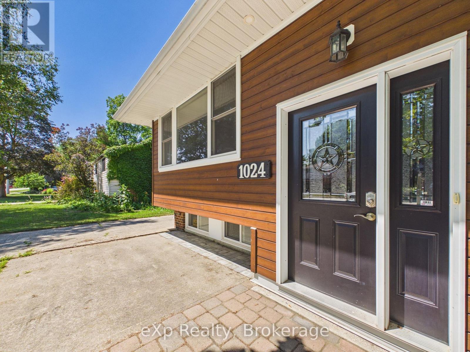 1024 WELLINGTON STREET