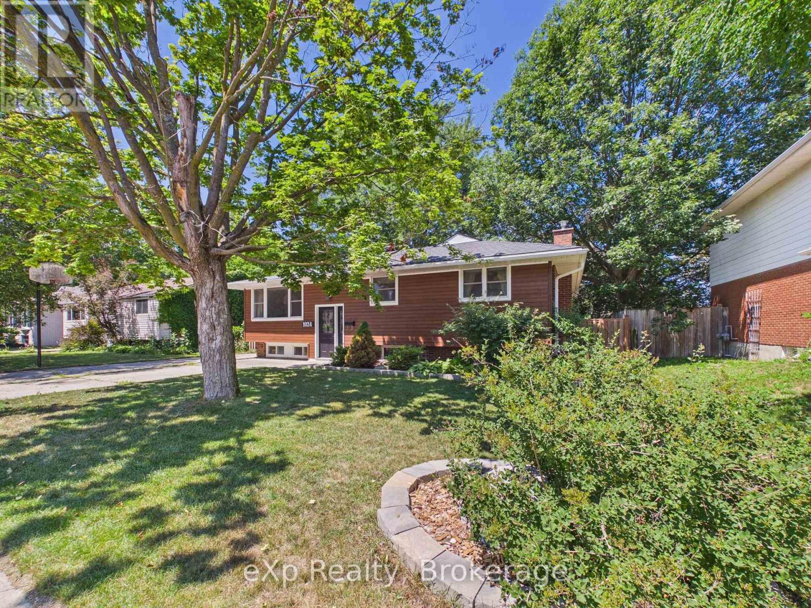 1024 WELLINGTON STREET