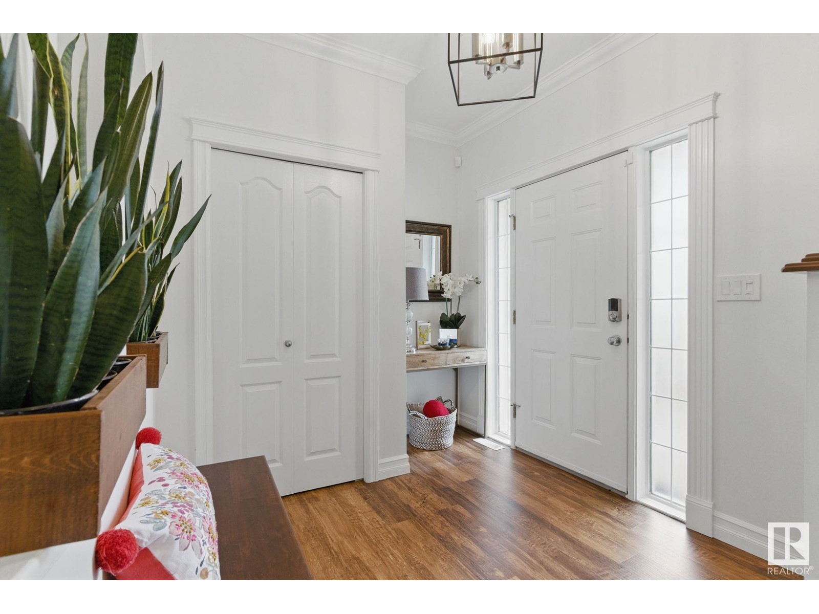 722 BARRIE CL SW