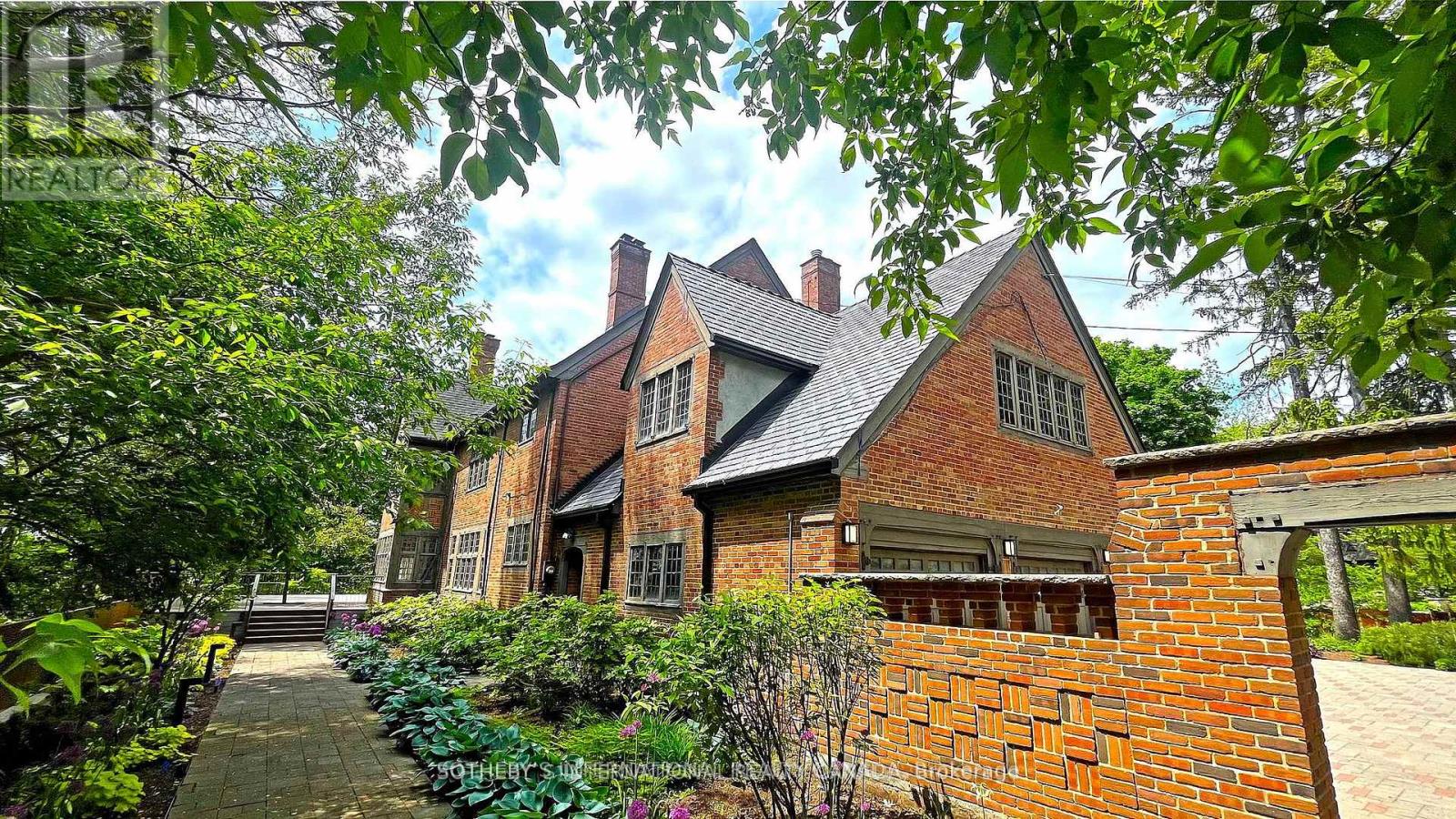 372 OLD YONGE STREET