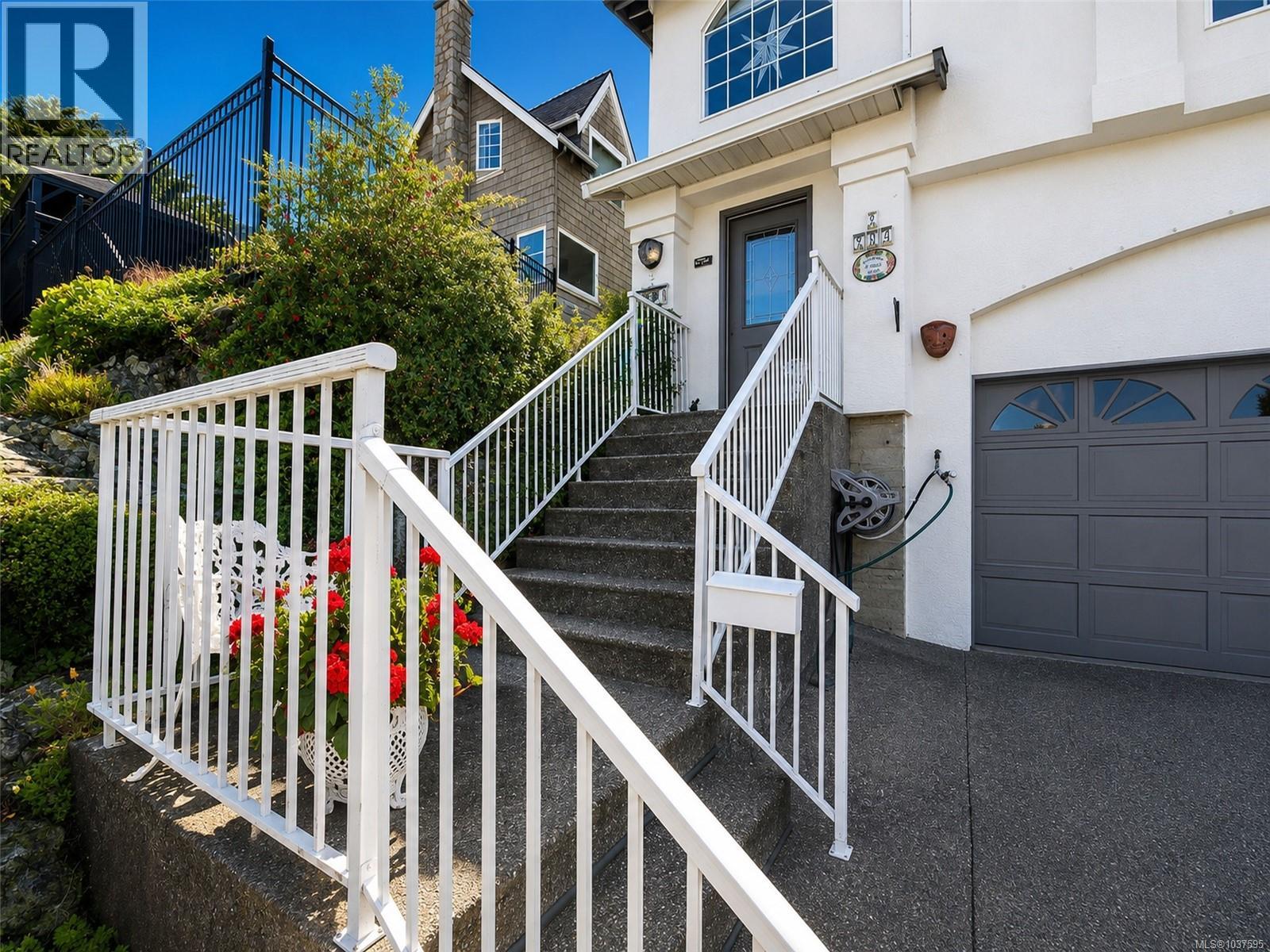 2 709 Luscombe Pl
