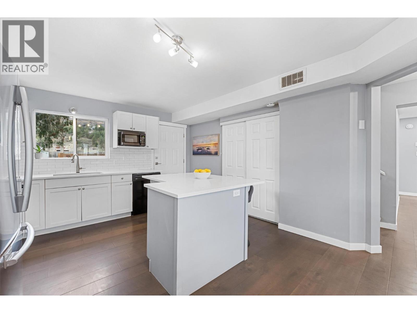 482 Snowsell Street N