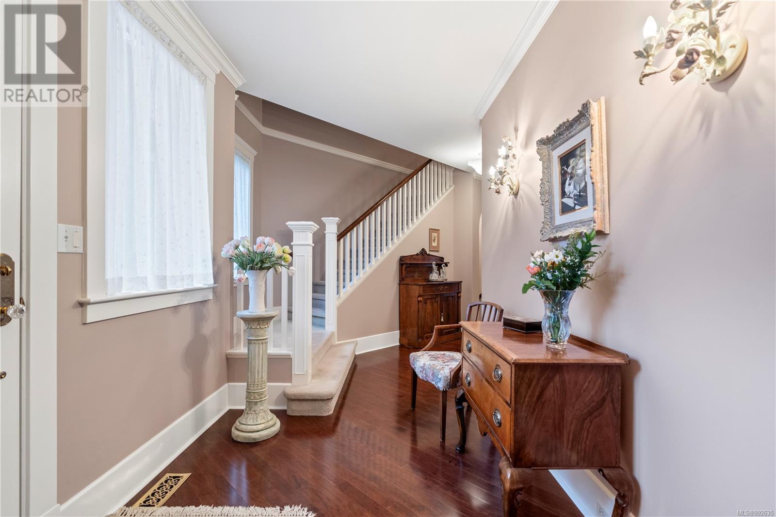 2 906 Pemberton Rd