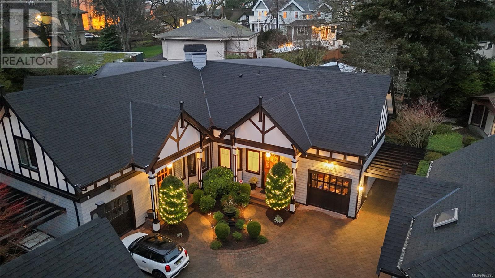 2 906 Pemberton Rd