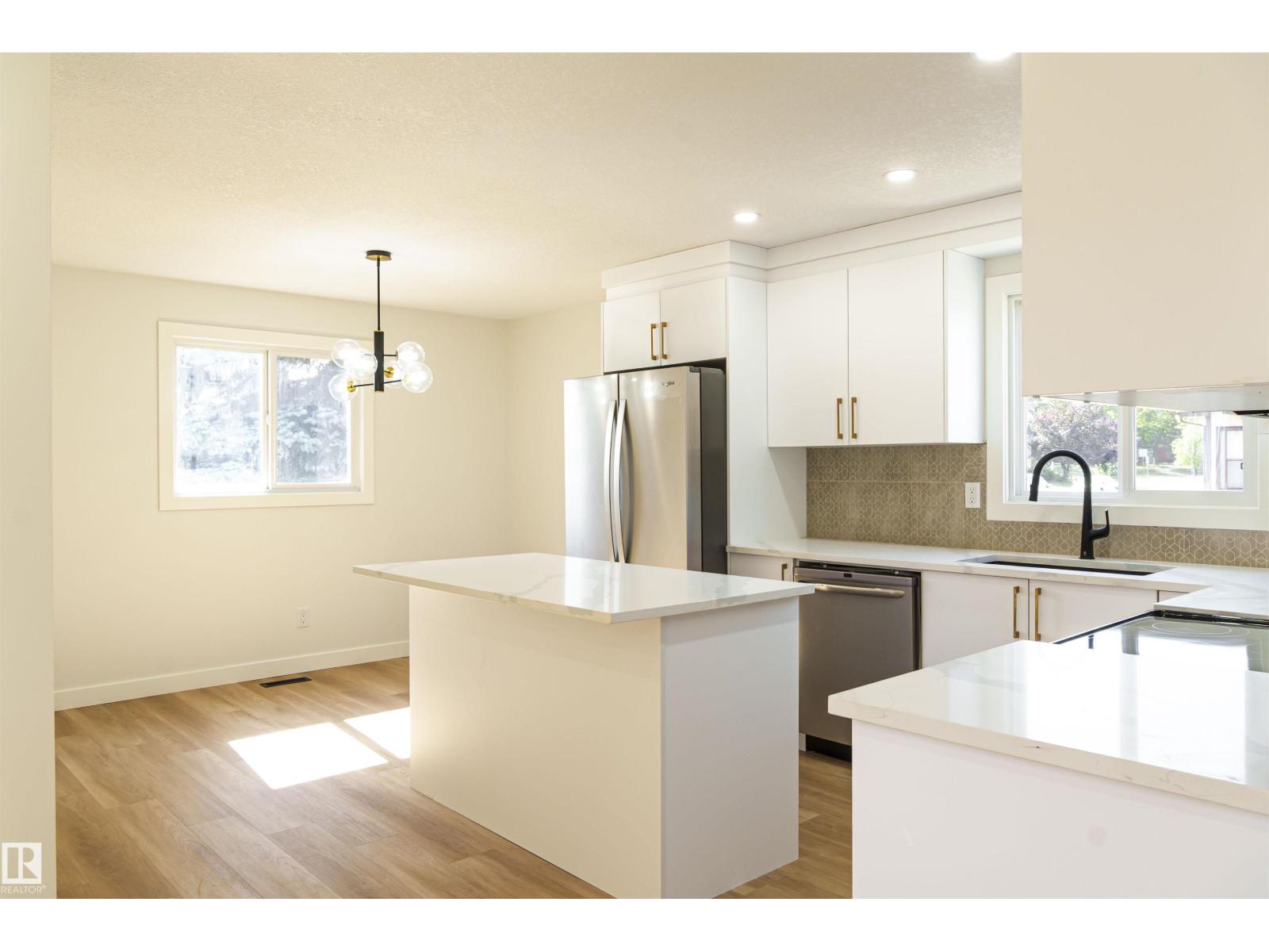 3710 41 AV NW