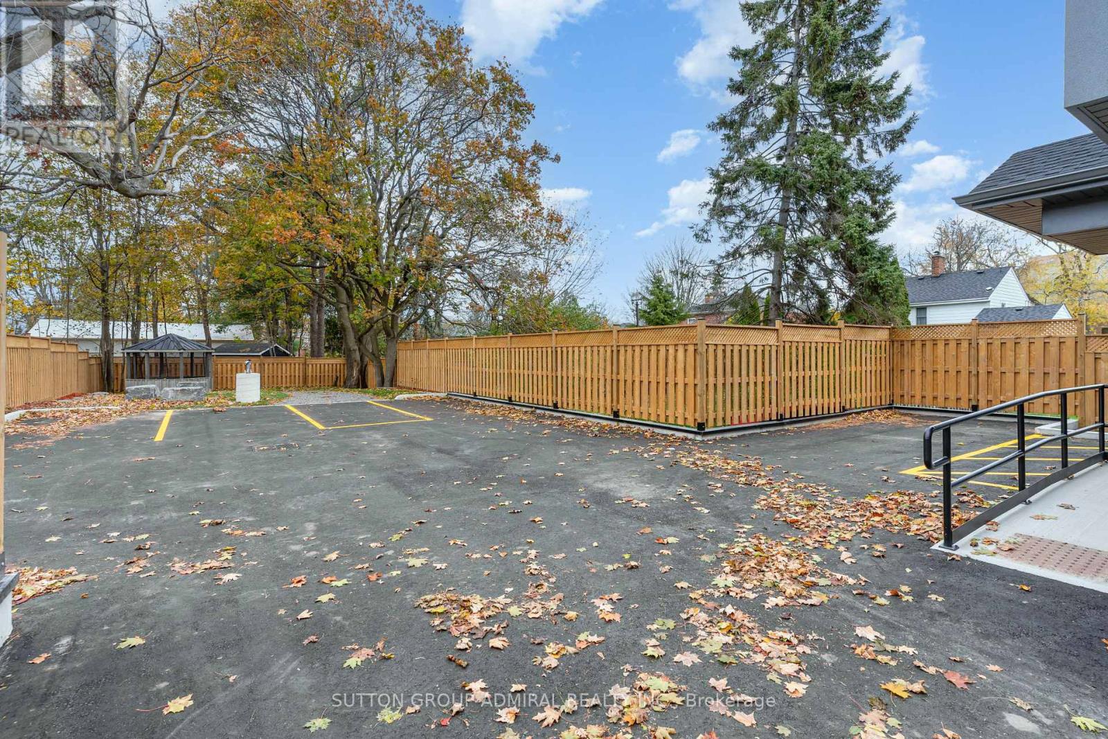 4 - 274 KING STREET E