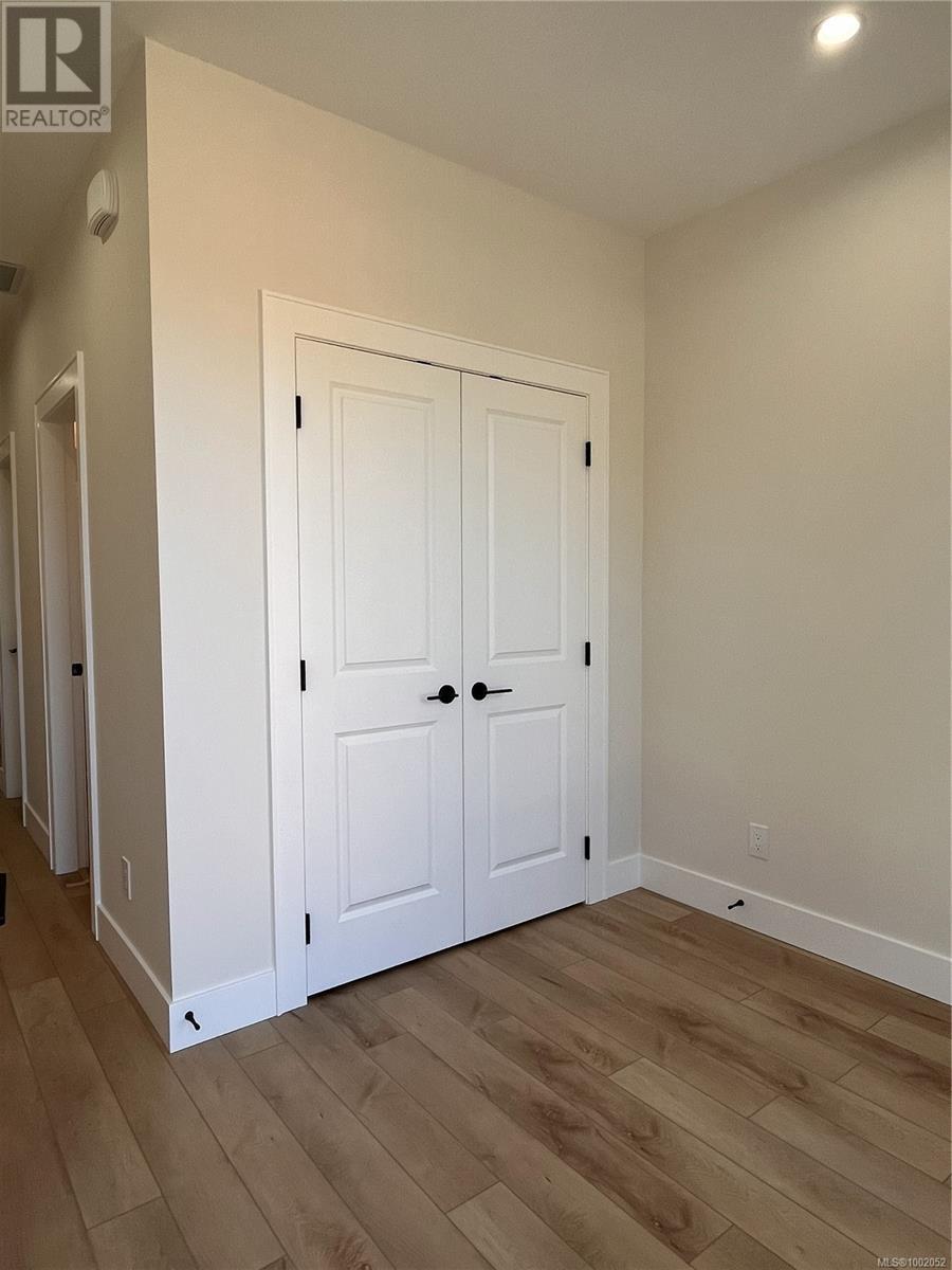 653 Hoffman Ave