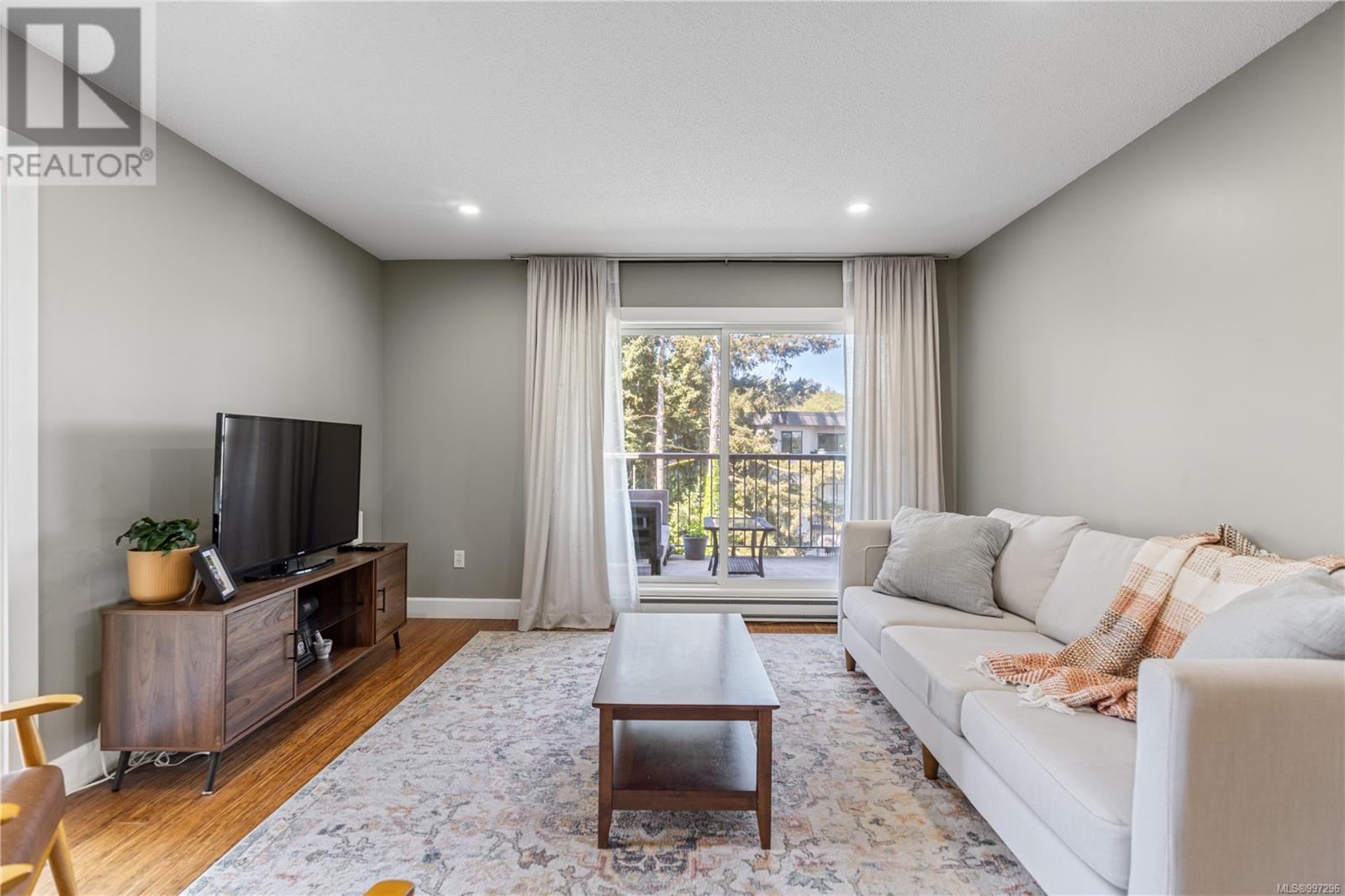 405 4030 Quadra St