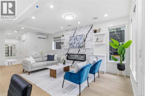 669 Canterbury Rd Saanich BC V8Z1Z8