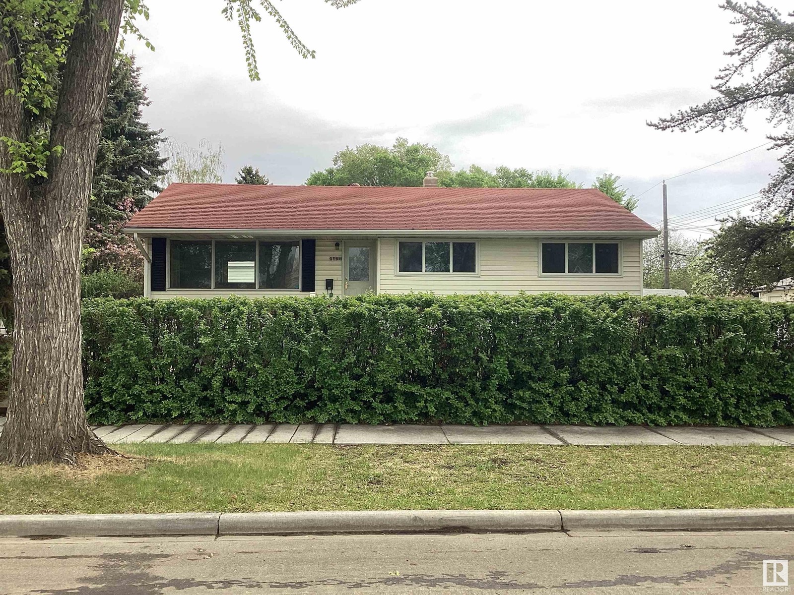 6427 87 ST NW