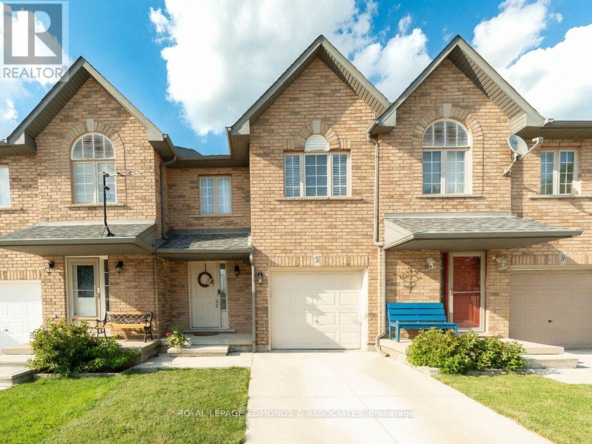 Photo 1 of 29 — 37 - 565 RYMAL ROAD E Unit 37, Hamilton (Butler), ON L8W3Y3